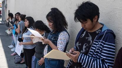 Estudiantes preparan un examen en la UNAM (México). 