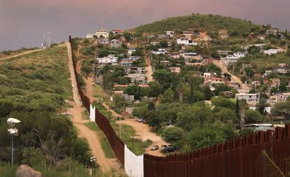 Nogales, en EE UU, a la izquierda y Nogales, en México, a la derecha.