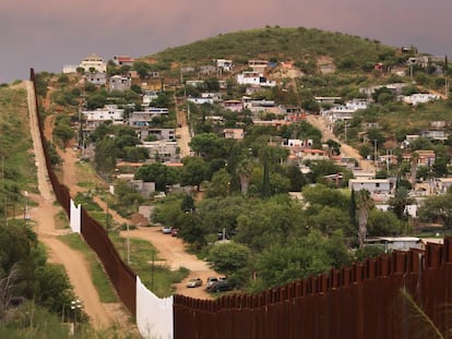 Nogales, en EE UU, a la izquierda y Nogales, en México, a la derecha. 