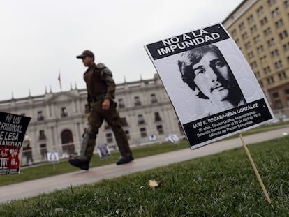 Un cartel con el retrato de un hombre detenido desaparecido el 29 de abril de 1976, colocado durante una manifestación el 2 de septiembre frente al Palacio de La Moneda, Santiago.