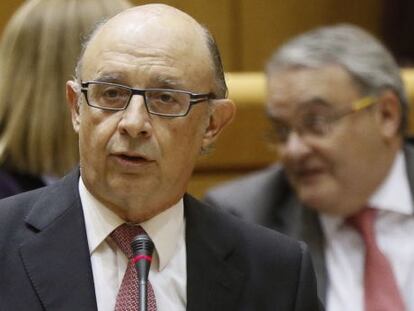 El ministro de Hacienda, Crist&oacute;bal Montoro, responde a una pregunta en el pleno del Senado durante la primera sesi&oacute;n de control al Gobierno de la doud&eacute;cima legislatura. 