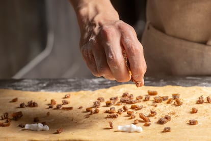 Proceso de relleno de la rosca de reyes de la panadería Cinco y dos.