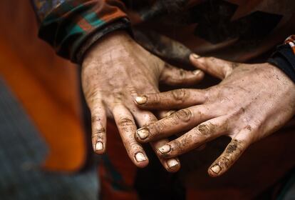 “Necesito una manicura con urgencia”, bromea. Extiende sus manos, pequeñas, casi delicadas: cada uno de sus pliegues está incrustado de tierra; la piel, surcada por cortes y cicatrices, y las uñas, empercudidas de grasa; las gira y muestra las palmas tapizadas de callos oscuros y rocosos.