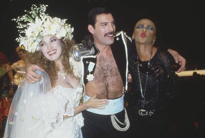 Freddie Mercury junto a la actriz Jane Seymour, a la izquierda, durante un concierto benéfico en el Royal Albert Hall de Londres en 1985.