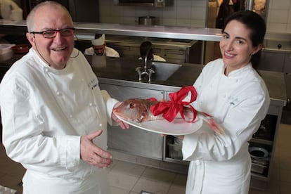 El maestro de la cocina vasca Juan Mari Arzak (San Sebastián, 1942) ha recibido muchos premios y reconocimientos por su restaurante Arzak además de la confirmación este miércoles de su tercer estrella Michelin. El pasado marzo, recibió un premio del Miami Dade College, la segunda institución de educación superior más grande de Estados Unidos. Este es un galardón de impacto mundial y que ha hecho que el chef integre una lista que comparte con presidentes de gobierno y premios Nobel. En la imagen, el chef Juan Mari Arzak recibe un regalo de su hija Elena en su restaurante de San Sebastián.