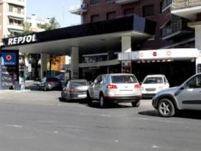 Cola de automóviles a la entrada de una gasolinera el día antes de que entre en vigor la subida del tipo general del IVA del 18 % al 21 % y del tipo reducido del 8 % al 10 %, en tanto que el superreducido se mantiene en el 4 %, así como el cambio de algunos productos de base imponible superreducida y reducida a general.