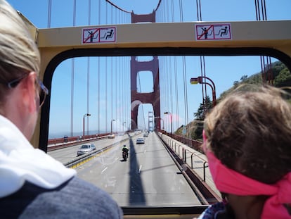 Gosi Bendrat, mitad del dúo de Mola Viajar, y su hija Daniela en el bus turístico a su paso por el Golden Gate de San Francisco.