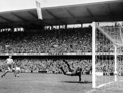 Pelé marca su segundo gol ante Suecia en la final del Mundial de 1958.