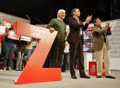 Zapatero, junto al presidente de Castilla-La Mancha, José María Barreda (izquierda), y el alcalde de Puertollano, Joaquín Hermoso.