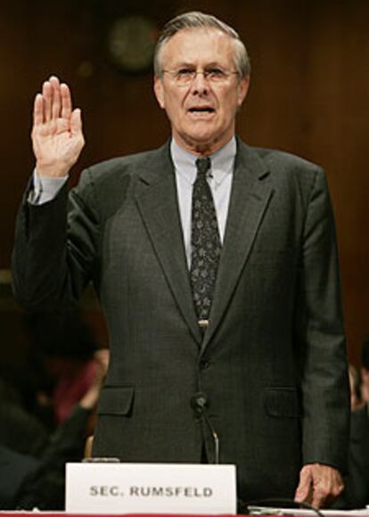 Rumsfeld, antes de su comparecencia, ayer en el Senado de EE UU.