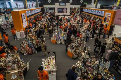 Visitantes a la feria internacional del libro de Guadalajara