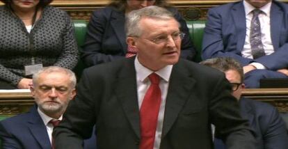 Hilary Benn, delante de Corbyn, durante su discurso en los Comunes.