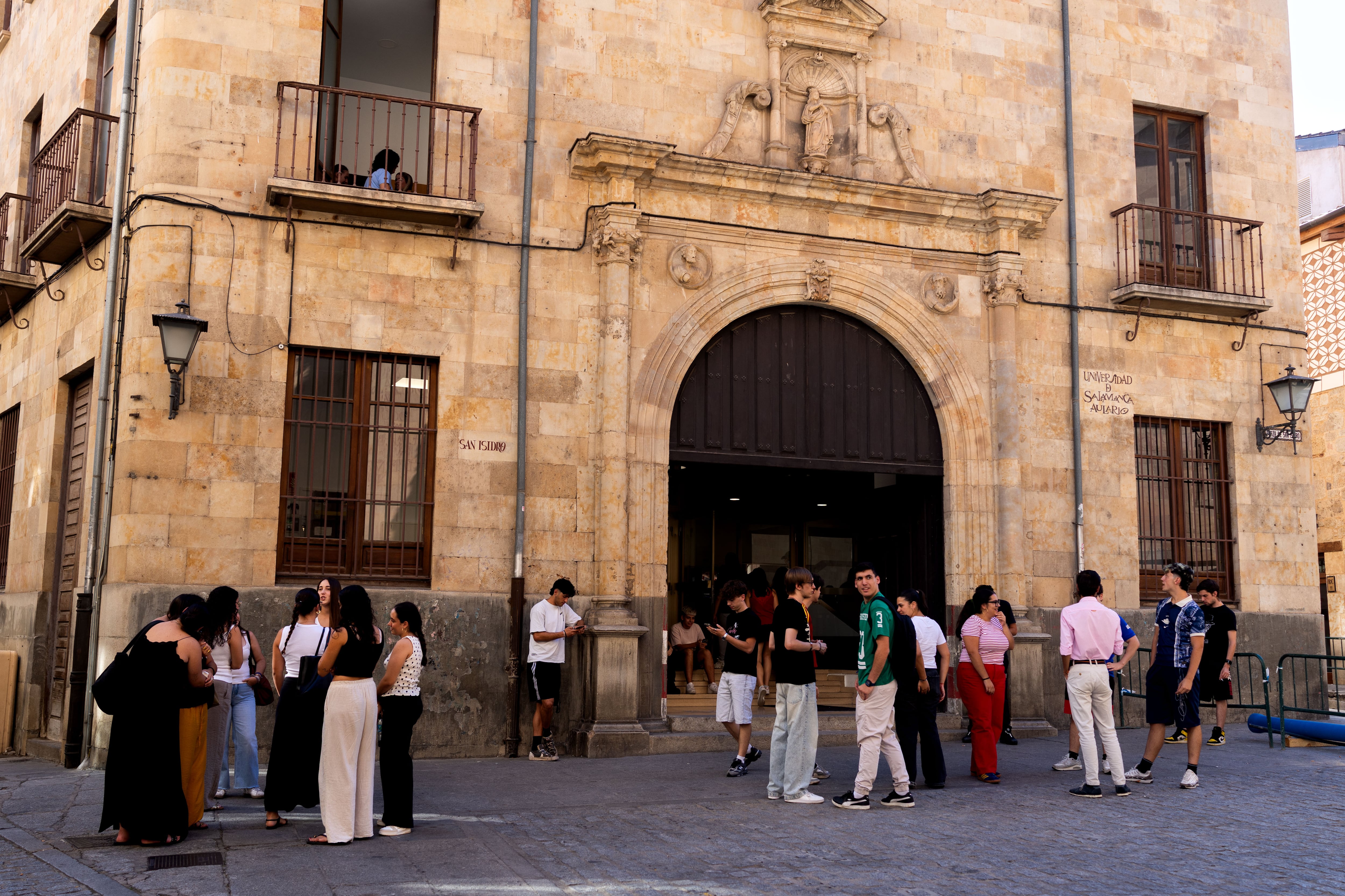 Un grupo de estudiantes en la puerta del Aulario de San Isidro de la Universidad de Salamanca.