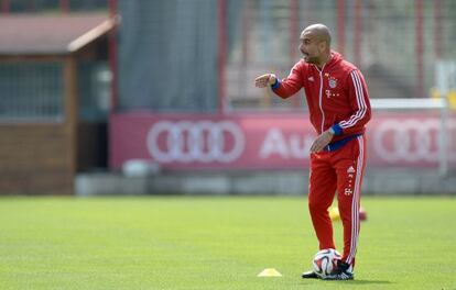 Guardiola, en una sesión de entrenamiento con el Bayern.