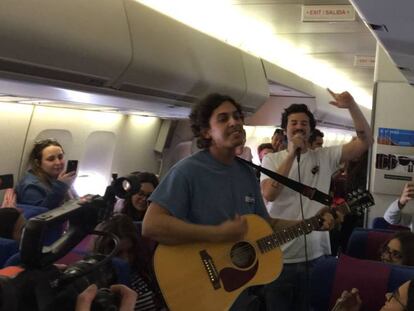 Taburete da un concierto por sorpresa en mitad de un vuelo universitario a Riviera Maya