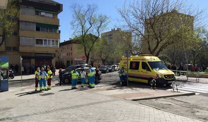 Dispositivo de emergencias en torno a la vivienda en la que se encuentra el hombre atrincherado.