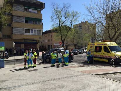 Dispositivo de emergencias en torno a la vivienda en la que se encuentra el hombre atrincherado.