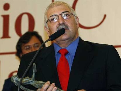 El escritor Jorge Bucay, tras recibir el premio que le otorga como ganador de la V Edición del Premio de novela Ciudad de Torrevieja