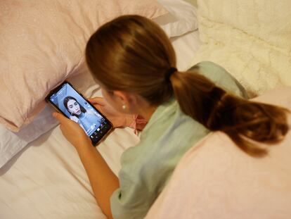 Una adolescente observa a una influencer en TikTok en su teléfono móvil, en una fotografía de archivo.