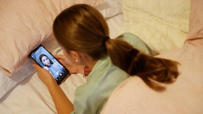 Una adolescente observa a una influencer en TikTok en su teléfono móvil, en una fotografía de archivo.