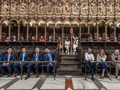 Josep Borrell (el cuarto por la izquierda) junto a ministros europeos de Defensa y otras autoridades, este martes en la catedral de Toledo.