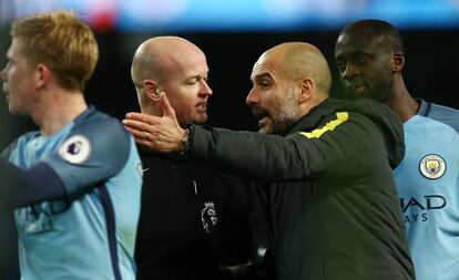 Pep Guardiola dialoga con el &aacute;rbitro Lee Mason al finalizar el partido del Manchester City contra el Burnley.