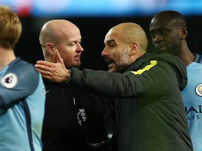 Pep Guardiola dialoga con el &aacute;rbitro Lee Mason al finalizar el partido del Manchester City contra el Burnley.