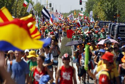 Miles de jóvenes católicos se dirigen hacia el aeródromo de Cuatro Vientos, donde el Papa presidió ayer una vigilia.