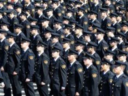 El ministro de Interior, Alfredo Pérez Rubacalba, pasa revista a agentes de la Policía Nacional destinados en la Comunidad Valenciana