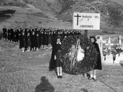 La Delegación de Ex Cautivos de FET y de las JONS, el 7 de noviembre de 1944 en el cementerio de Paracuellos del Jarama, durante un acto en honor a los fusilados en este lugar durante la Guerra Civil.