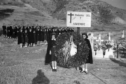 La Delegación de Ex Cautivos de FET y de las JONS, el 7 de noviembre de 1944 en el cementerio de Paracuellos del Jarama, durante un acto en honor a los fusilados en este lugar durante la Guerra Civil.