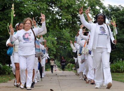 Laura Pollán (izquierda) y Berta Soler, líderes de las Damas de Blanco, durante una marcha de protesta el 7 de noviembre de 2010, en La Habana.