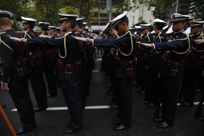Por primera vez han contado con un escalón motorizado con efectivos pertenecientes a Protección Civil y Salvamento Marítimo. En la imagen, militares de la Armada Española se preparan antes del desfile.
