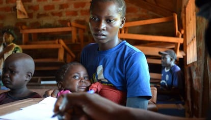 Carole acaba de vacunar a sus sobrinos en Lanome, Bangassou (Rep&uacute;blica Centroafricana). Cada ni&ntilde;o recibe jab&oacute;n y un tratamiento para eliminar los gusanos intestinales antes de regresar a casa.