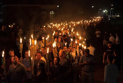 Grupos neo nazistas, 'alt-right' e supremacistas brancos participam na noite de sexta-feira (11) de manifestação em Charlottesville, Virgínia.