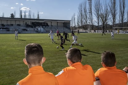 El fútbol amateur no ofrece grandes espectáculos, pero conserva unos halos de pureza que se han perdido en el fútbol moderno. En Andorra los ídolos futbolísticos son hijos del pueblo. Los niños acuden al estadio Juan Antonioi Endeiza con fervor y ocupan las primeras filas para no perder detalle mientras se comen su bocadillo de lomo con queso y beben una Coca-Cola. Si hubieran nacido hace años habrían podido acudir a algunos de los centros educativos que Endesa construyó y podrían disfrutar de las instalaciones deportivas que hoy en día están en desuso o muy deterioradas.