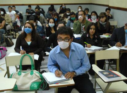 Estudiantes de la Universidad Autónoma de México retoman sus clases ayer.