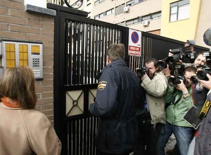 Vivía en la casa que ocupaba su hermana Letizia hasta su boda con el Príncipe, en el distrito madrileño de Vicálvaro. Ni el Samur ni la Policía Nacional han intervenido, pero a la vivienda se ha desplazado la Policía Científica.