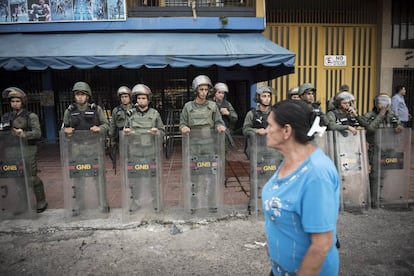 Agentes de las Guardia Nacional Bolivariana protegen un comercio en Táchira.