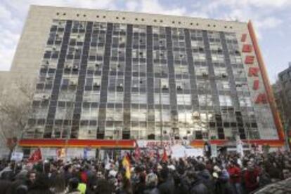 Cientos de trabajadores de Iberia durante una concentraci&oacute;n en el exterior de la sede principal de la compa&ntilde;&iacute;a, en Madrid, en protesta contra el plan de reestructuraci&oacute;n de la aerol&iacute;nea. EFE/Archivo