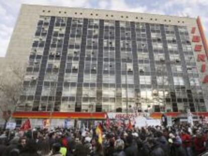 Cientos de trabajadores de Iberia durante una concentraci&oacute;n en el exterior de la sede principal de la compa&ntilde;&iacute;a, en Madrid, en protesta contra el plan de reestructuraci&oacute;n de la aerol&iacute;nea. EFE/Archivo