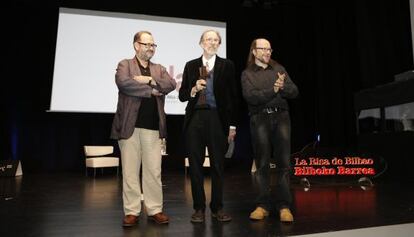 Crumb, con su premio entre Juan Bas (izquierda) y Santiago Segura, en un momento del homenaje.