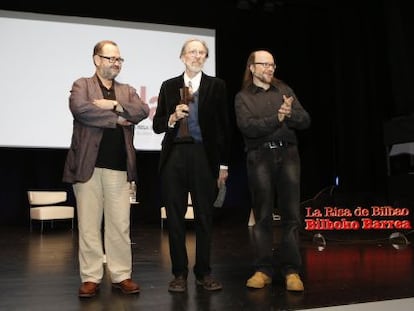 Crumb, con su premio entre Juan Bas (izquierda) y Santiago Segura, en un momento del homenaje.