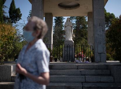 Dionesia López, de 83 años, se acerca a saludar a la estatua de la Virgen Blanca.