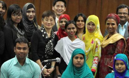 Yoriko Yasukawa con jóvenes de Bangladesh.