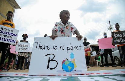 Un niño protesta en las calles de Kampala, Uganda, contra el cambio climático.