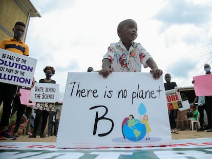 Un niño protesta en las calles de Kampala, Uganda, contra el cambio climático.