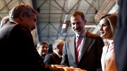 Vídeo | Una estatua para Felipe VI y mantelería para Letizia: el sesgo de género que aún persiste en los regalos que reciben los reyes