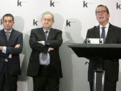 Gregorio Villalabeitia, a la derecha, el pasado mes de noviembre acompañado por los presidentes de las tres cajas vascas. 