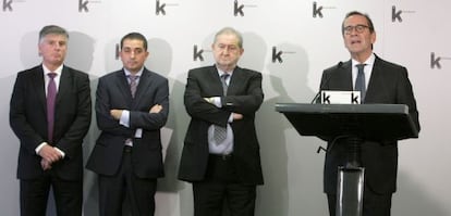 Gregorio Villalabeitia, a la derecha, el pasado mes de noviembre acompañado por los presidentes de las tres cajas vascas.